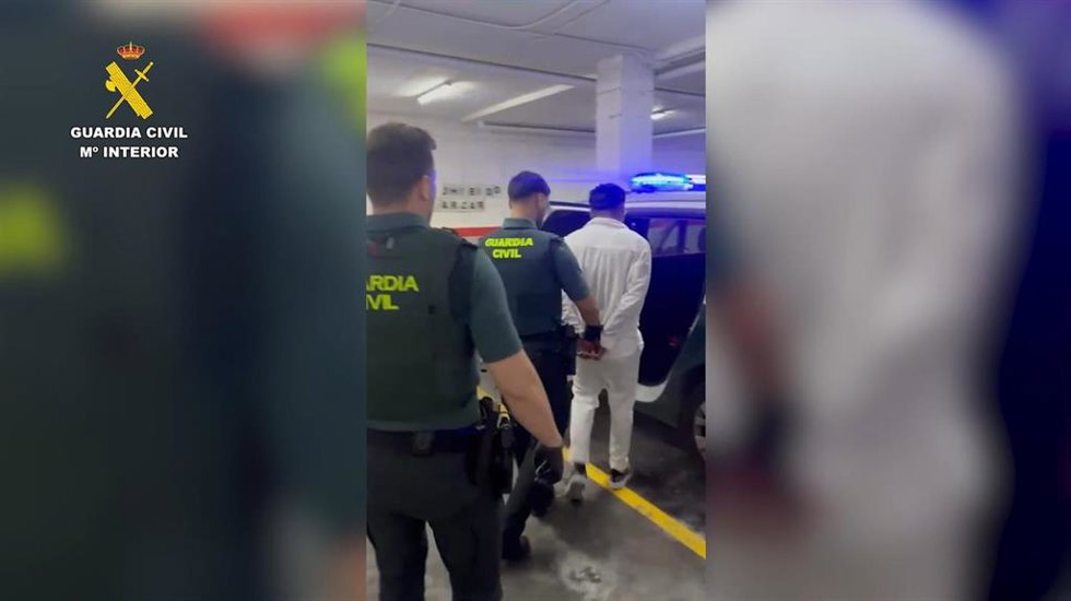 Agentes de la Guardia Civil junto con el detenido