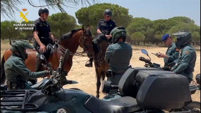 Unidades de la Guardia Civil en la lucha contra incendios forestales en Huelva.