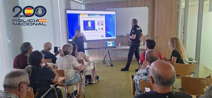 Policía Nacional forma a personas sordas en el uso De la aplicación AlertCops