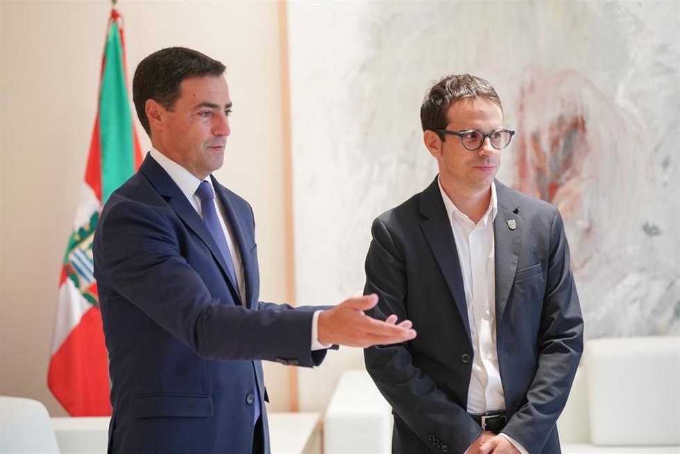 Archivo - El lehendakari, Imanol Pradales (i), al líder de EH Bildu en el Parlamento Vasco, Pello Otxandiano (d)