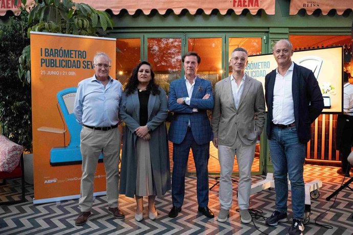 Rodríguez Hans (2d), en la presentación del primer Barómetro de la Publicidad de Sevilla impulsado por AEPS