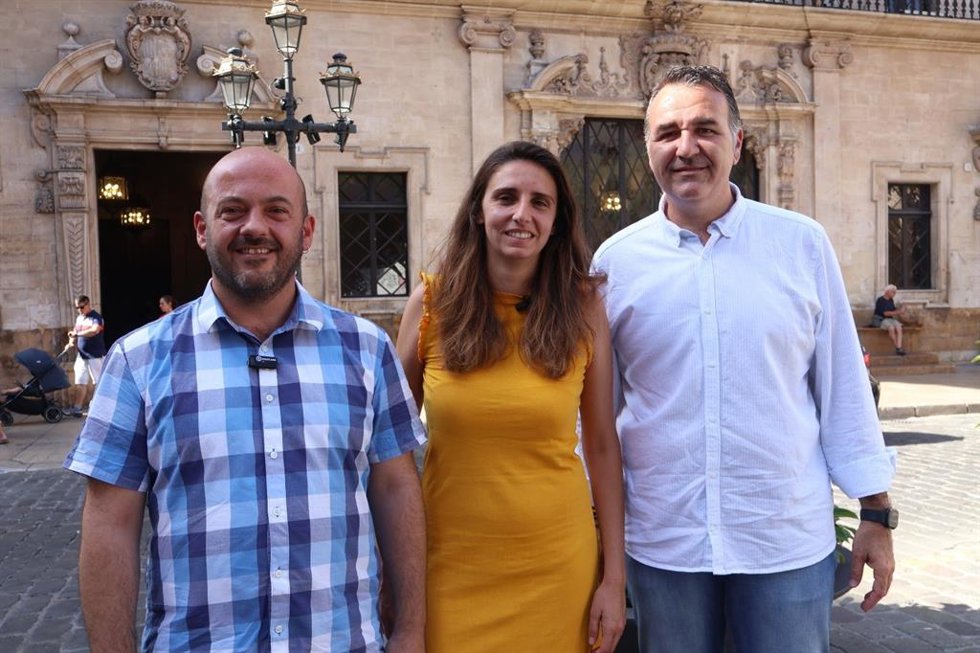 Los portavoces de MÉS, UP y MÉS en el Ayuntamiento de Palma, Miquel Àngel Contreras, Lucía Muñoz y Francesc Dalmau.