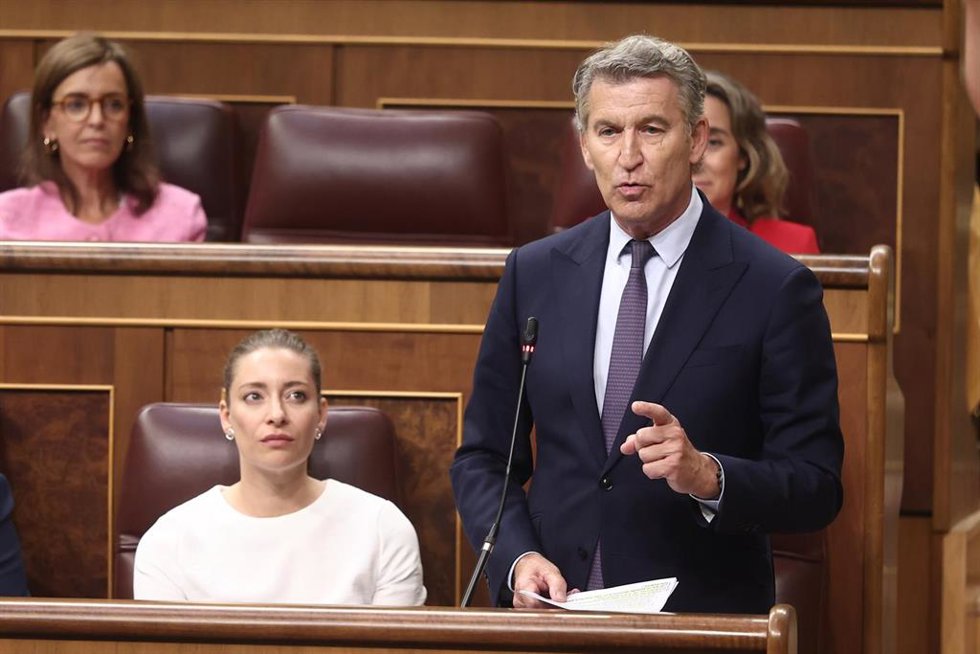 El presidente del PP, Alberto Núñez Feijóo, interviene durante una sesión de control al Gobierno, en el Congreso de los Diputados, a 24 de junio de 2026, en Madrid (España). El presidente del Gobierno comparece en la Cámara Baja para informar sobre la sit