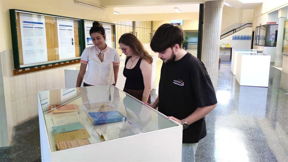 Exposición 'imput output' en la facultad de Económicas de Oviedo.