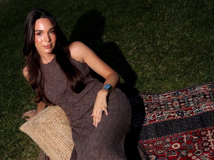 El vestido de punto de Andrea González que resuelve cualquier noche de verano con un solo gesto