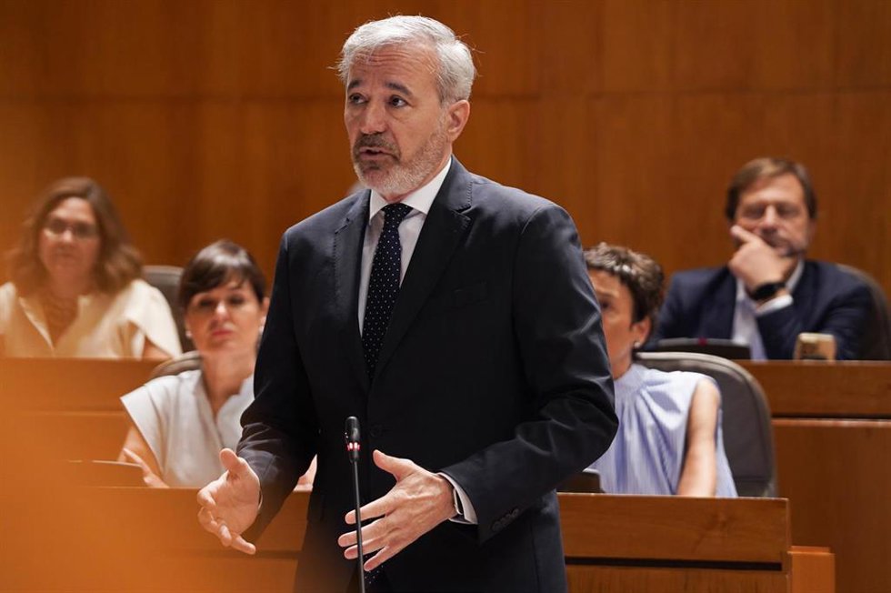 El presidente del Gobierno de Aragón, Jorge Azcón, interviene en el pleno de las Cortes de Aragón.