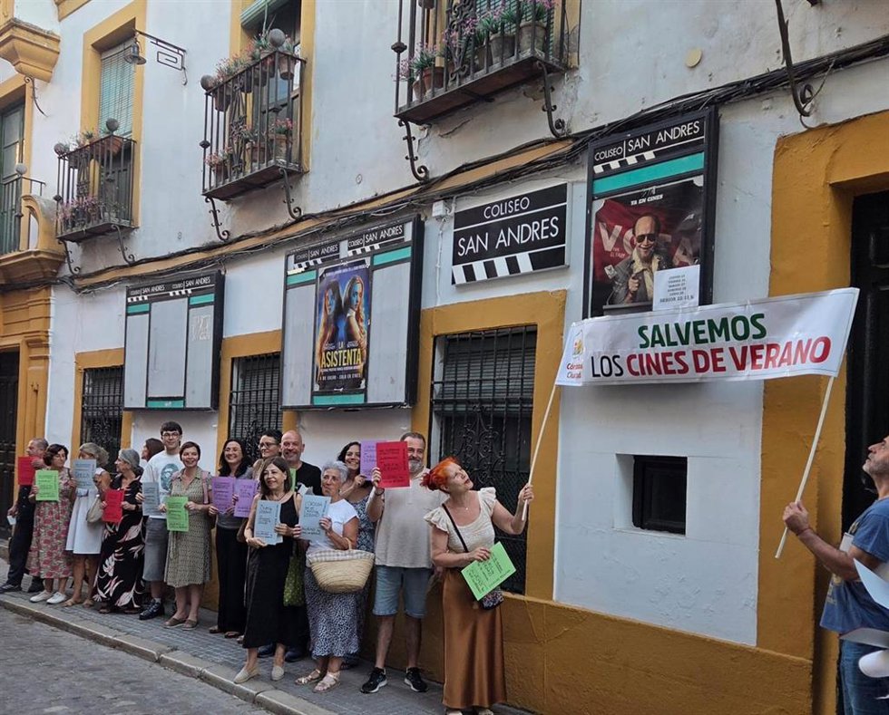 Concentración ante el Coliseo San Andrés en defensa de los cines de verano de Córdoba.