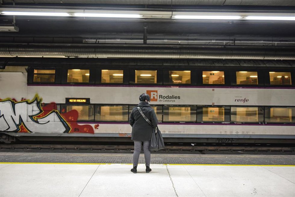 Archivo - Viajeros cogen un tren de rodalies, en la estación de Sants, en Barcelona, Catalunya (España). 