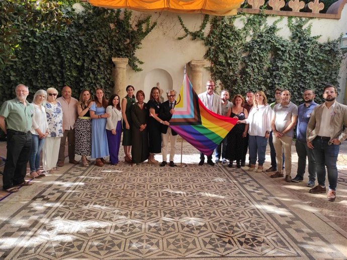 El presidente de la Diputación, Salvador Fuentes (centro), en la foto de familia junto a la bandera del Orgullo LGTBI+.