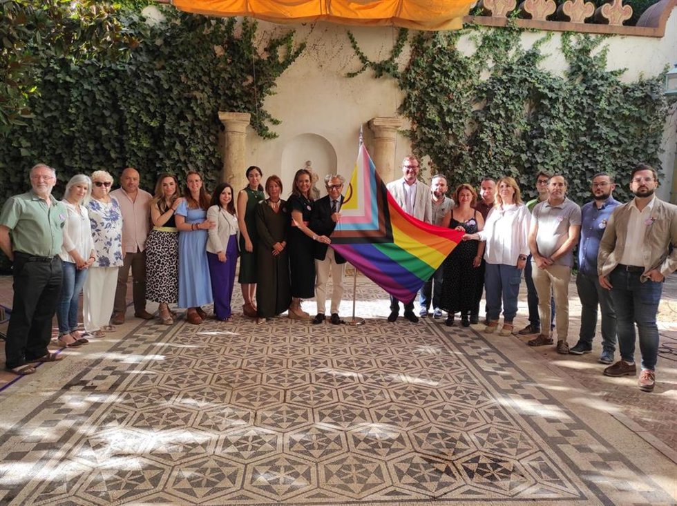 El presidente de la Diputación, Salvador Fuentes (centro), en la foto de familia junto a la bandera del Orgullo LGTBI+.