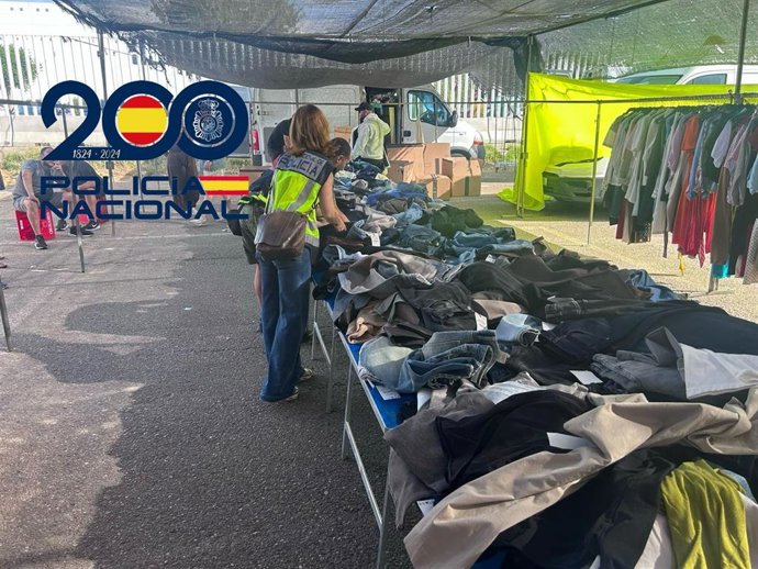 La Policía Nacional interviene prendas de ropa robadas en el mercadillo del Parque Alcosa de Sevilla