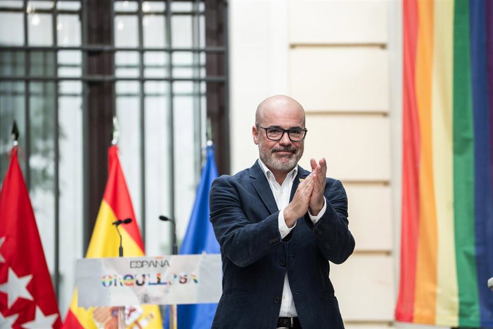 El delegado del Gobierno, Francisco Martín, durante la colocación de la bandera arcoíris en la fachada de la Delegación del Gobierno en Madrid, a 26 de junio de 2026, en Madrid (España).