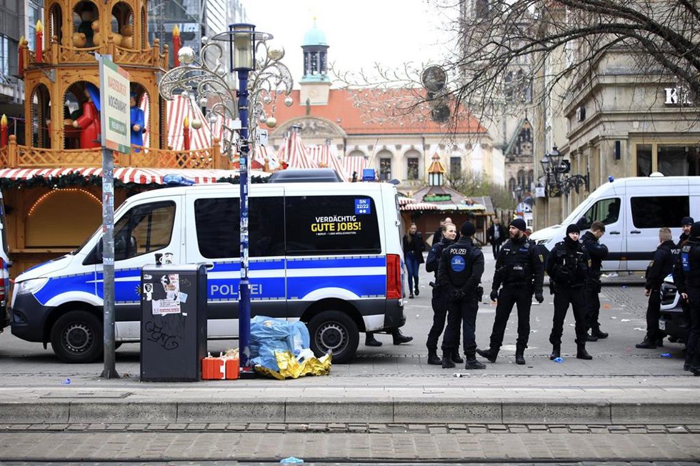 Archivo - Policía desplegada en el mercado navideño de Magdeburgo tras el ataque en 2024.