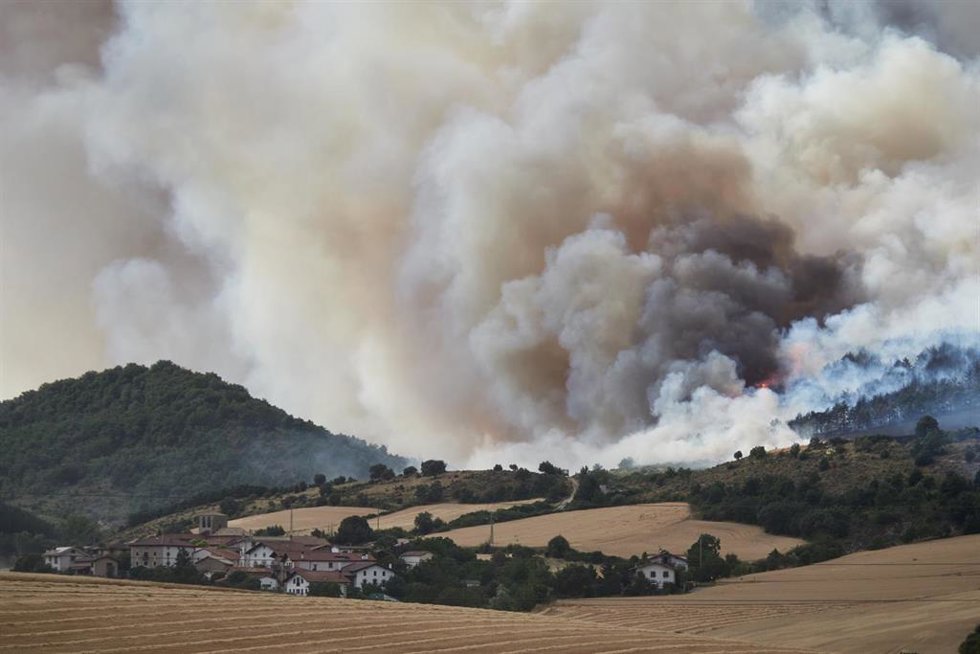 Vista del fuego, a 25 de junio de 2026, en Ezcabarte, Navarra (España).