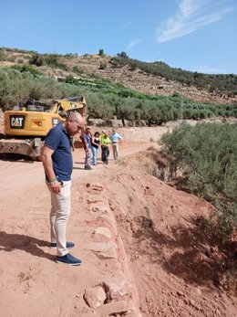El delegado territorial de Agricultura, Pesca, Agua y Desarrollo Rural de la Junta en Almería, Antonio Mena, durante su visita a las obras de mejora del camino rural Jalix, en Canjáyar.