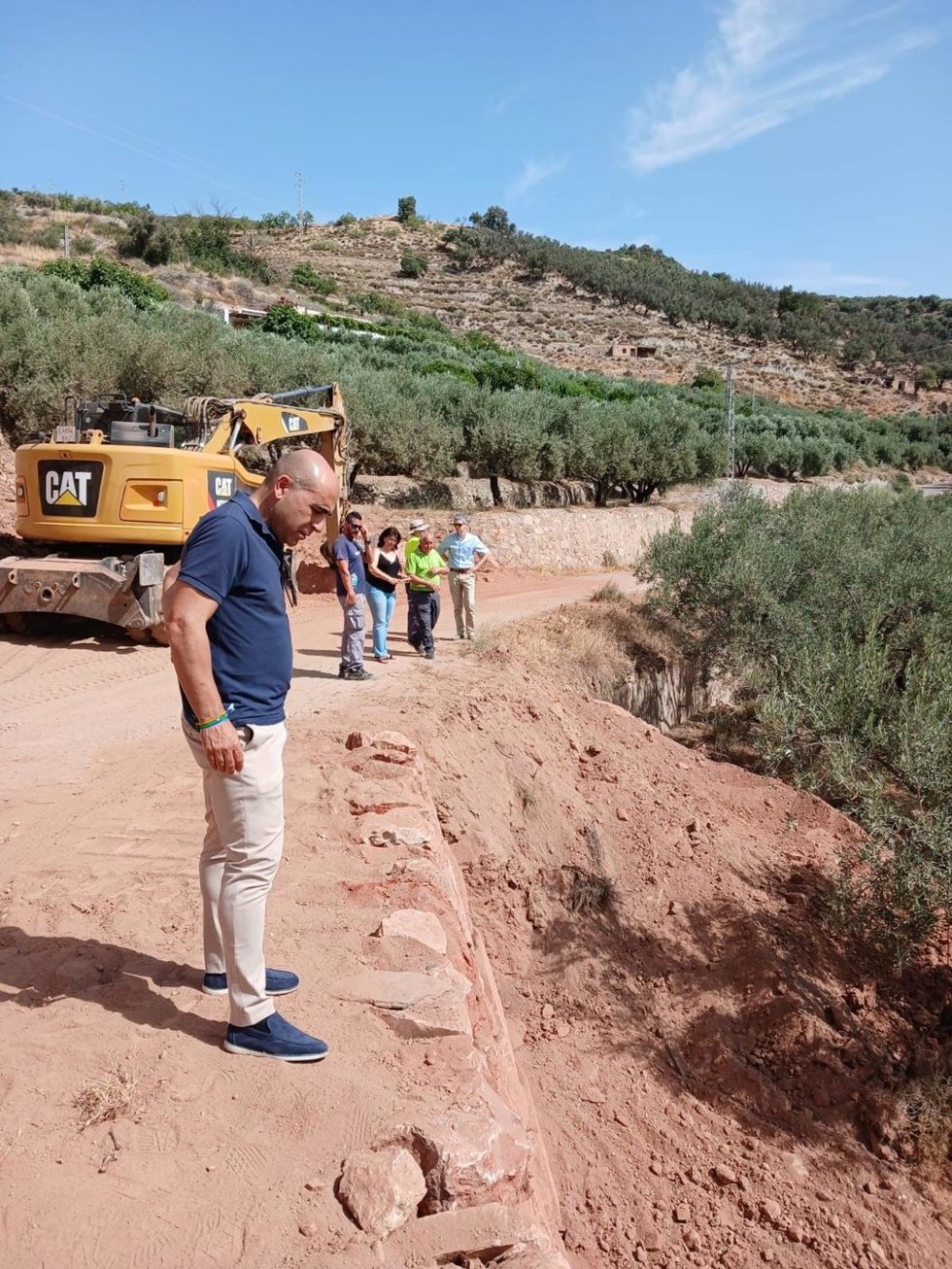 El delegado territorial de Agricultura, Pesca, Agua y Desarrollo Rural de la Junta en Almería, Antonio Mena, durante su visita a las obras de mejora del camino rural Jalix, en Canjáyar.