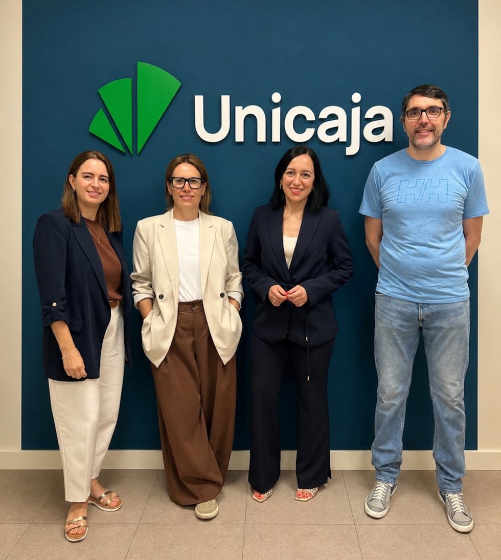 La directora de la oficina de Unicaja de Candás, Elena Rubio; la presidenta de Carreñoenred, Sonia Pérez; la directora de Asturias Oeste y Sur de Unicaja, Ana María Lorenzana, y el tesorero de la asociación, David Herreruela.