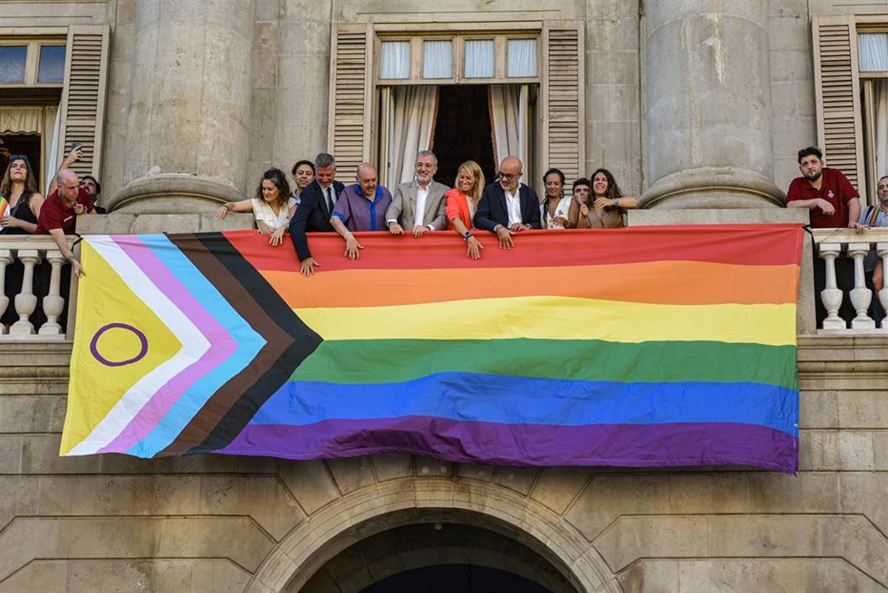 El alcalde de Barcelona, Jaume Collboni, durante el despliegue de la la bandera
