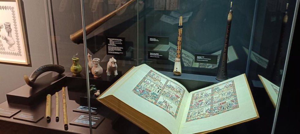 La muestra rinde homenaje a las zambras moriscas que fueron ofrecidas a la corte imperial de Carlos V durante su estancia en Granada, así como a los instrumentos musicales que las acompañaban, herederos directos de la tradición musical de al-Andalus.