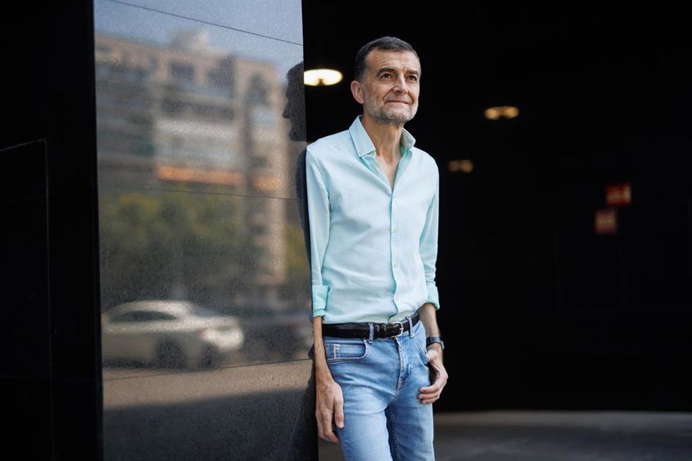Archivo - El coordinador federal de IU, Antonio Maíllo, posa tras una entrevista para Europa Press, en la sede de la Agencia, a 7 de agosto de 2024, en Madrid (España). 