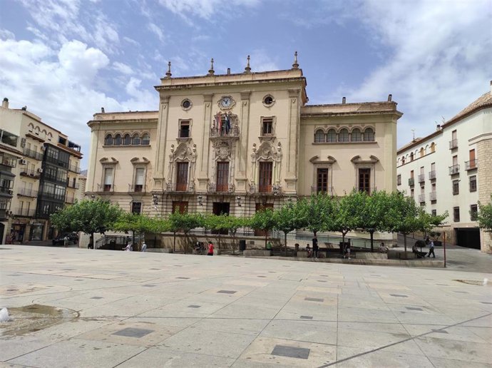 Archivo - Fachada del ayuntamiento de Jaén desde la Plaza de Santa María/Archivo