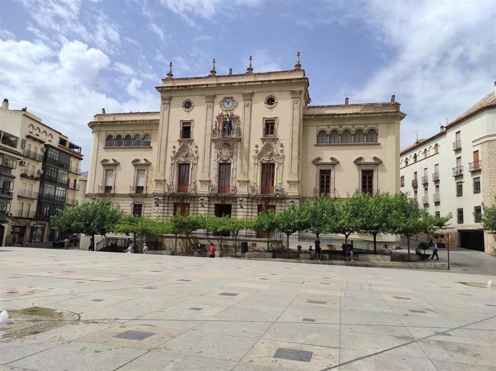 Archivo - Fachada del ayuntamiento de Jaén desde la Plaza de Santa María/Archivo