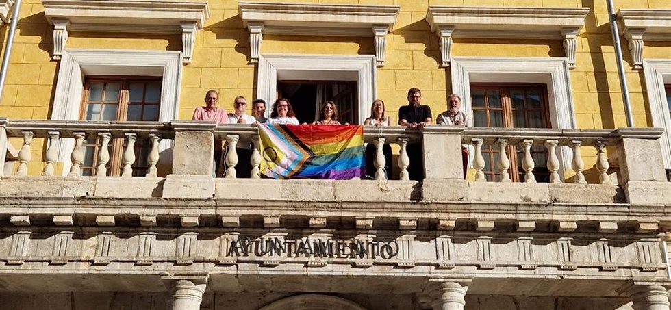 Colocación de la bandera del colectivo LGTBIQ+ en el Ayuntamiento de Teruel.
