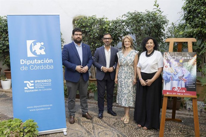 El delegado de Desarrollo Económico, Promoción y Empleo de la institución provincial, Félix Romero (segundo por la izda.), en la presentación de la 'Noche Abierta' de Priego de Córdoba.