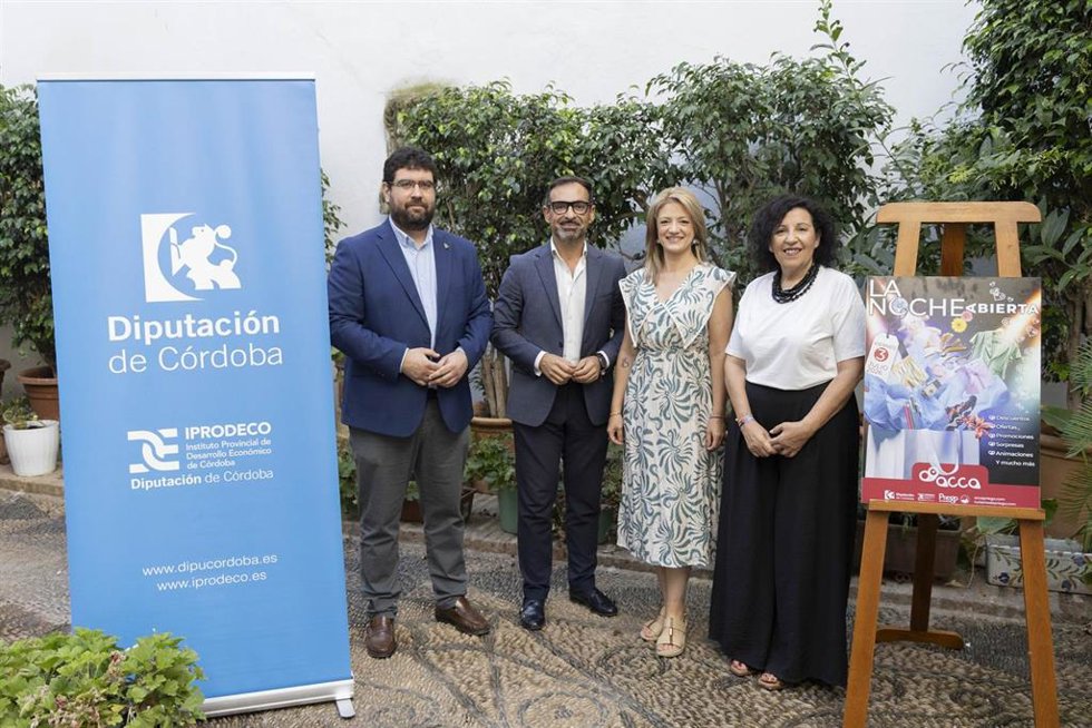 El delegado de Desarrollo Económico, Promoción y Empleo de la institución provincial, Félix Romero (segundo por la izda.), en la presentación de la 'Noche Abierta' de Priego de Córdoba.