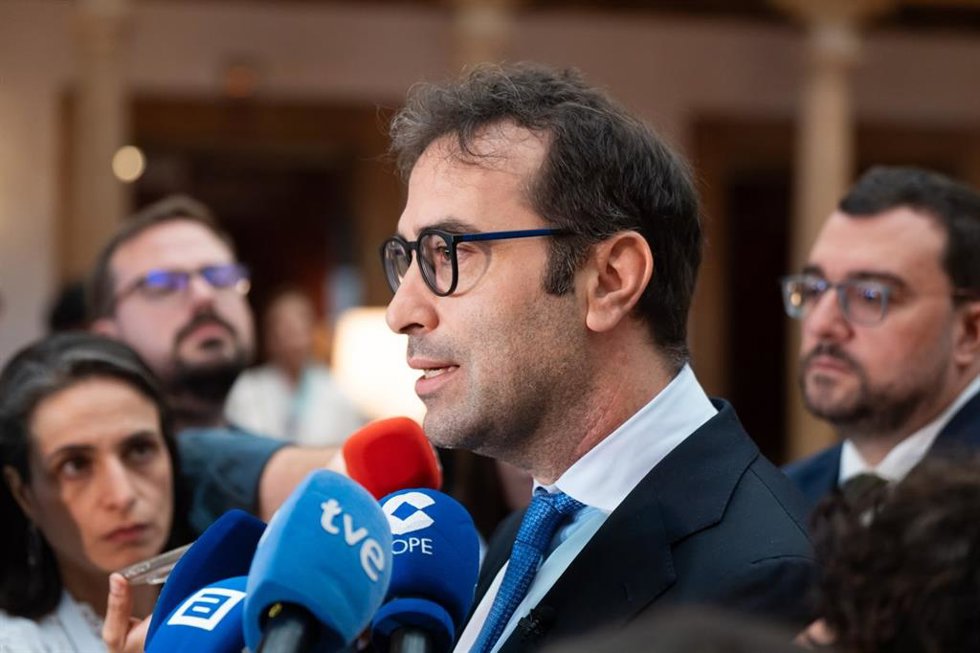 El Vicepresidente Primero Y Ministro De Economía, Comercio Y Empleo, Carlos Cuerpo, Atiende A Los Medios De Comunicación En Oviedo.