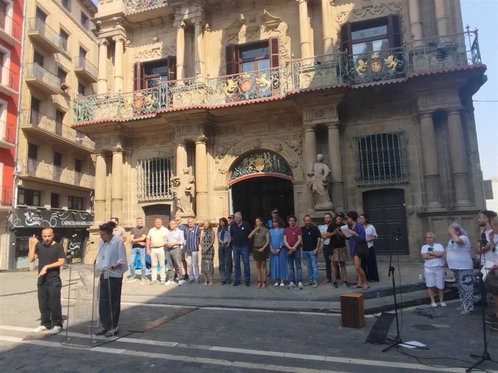 El Ayuntamiento de Pamplona celebra el Día Internacional del Orgullo LGTBI+ en un acto junto a asociaciones y colectivos