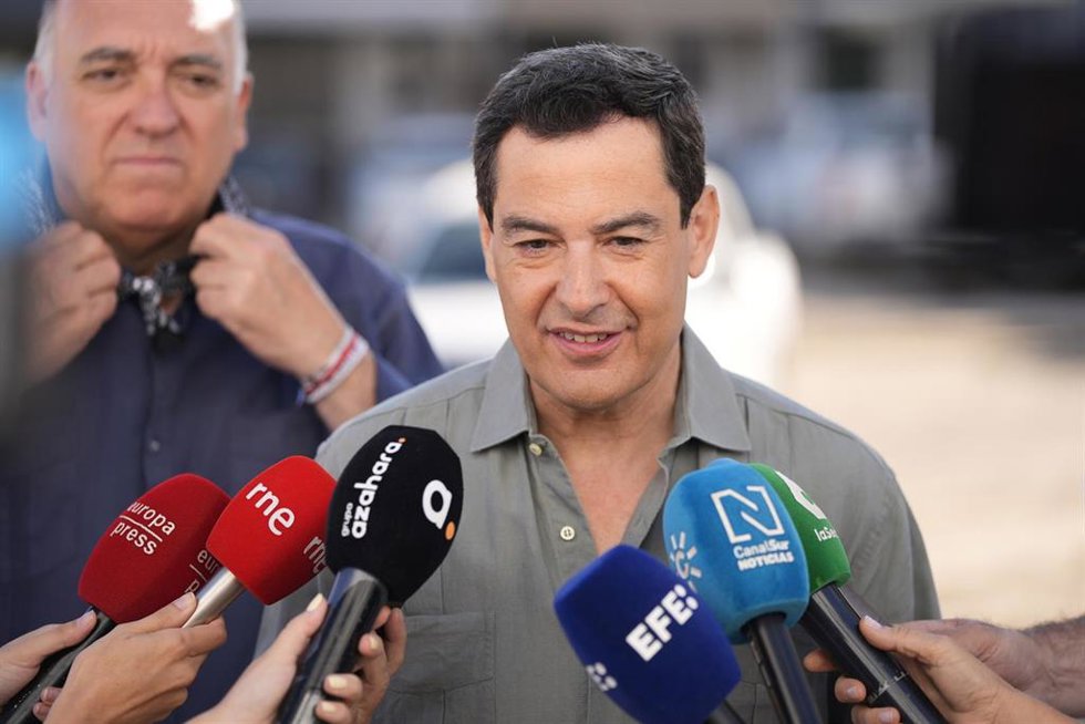 El presidente en funciones de la Junta de Andalucía, Juanma Moreno, atiende a los medios antes de asistir a la tradicional Saca de las yeguas a su paso por la aldea de El Rocío. A 26 de junio de 2026 en Almonte, Huelva (Andalucía, España). El presidente e