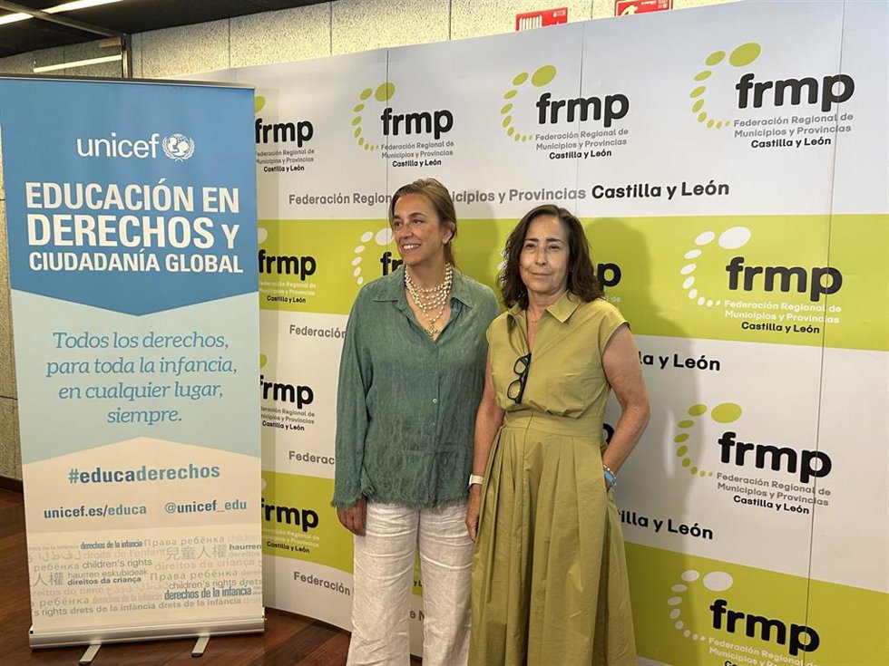 La Presidenta De La Federación Regional Municipios Y Provincias (FRPM), Ángeles Armisén, Y La Presidenta De Unicef En Castilla Y León, María Eugenia García.