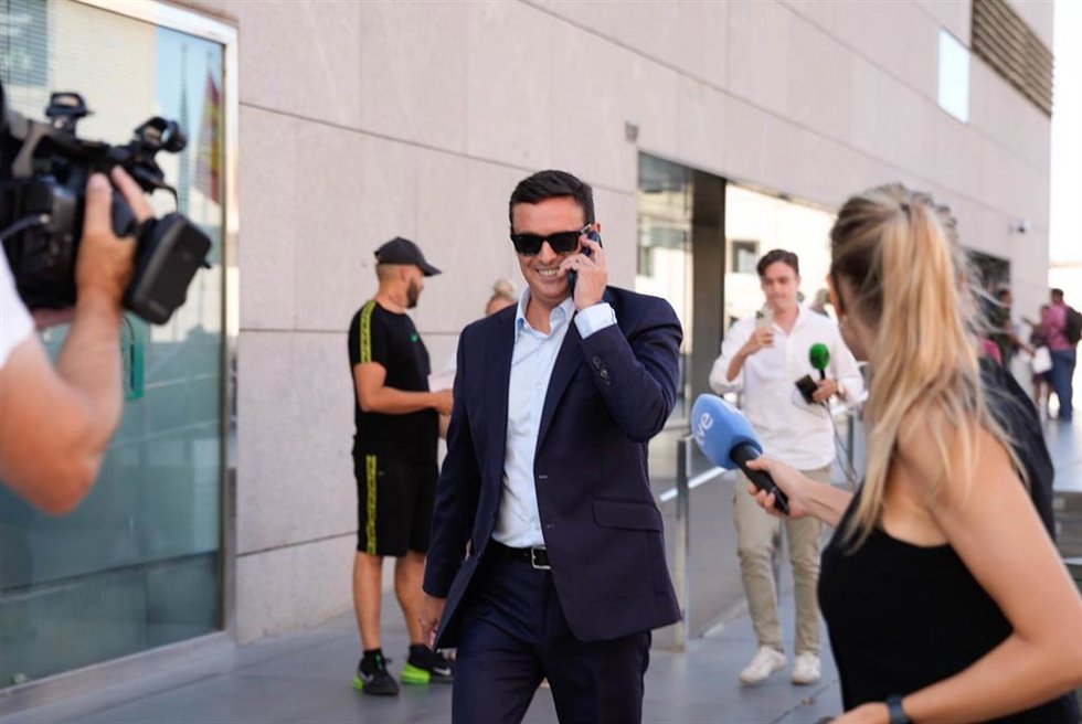 El expresidente de la Diputación de Almería Javier Aureliano García a su salida de los juzgados tras comparecer por el caso Mascarillas. 