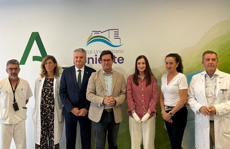Autoridades y profesionales del Hospital Universitario Poniente en El Ejido (Almería) junto a Patricia Lupión, primera paciente almeriense en recibir el tratamiento para la 'piel de mariposa'.