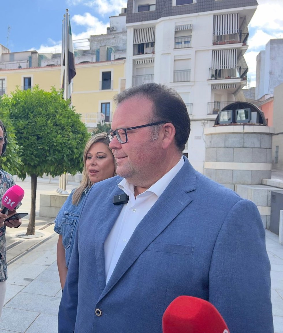 El portavoz de la Comisión de Hacienda y Presupuestos del Grupo Parlamentario Popular, Hipólito Pacheco, en el Patio de los Naranjos de la Asamblea de Extremadura, a 26 de junio de 2026 en Mérida.