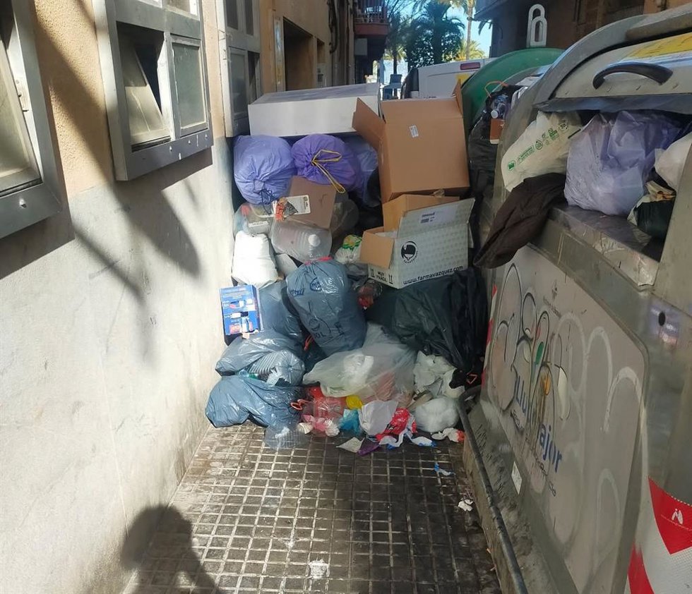 Basura acumulada en una calle de Llucmajor.
