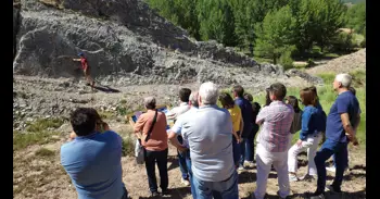 Las huellas de dinosaurios de Aguilar de Alfambra protagonizan la nueva 'Paleoguía' de Fundación Dinópolis