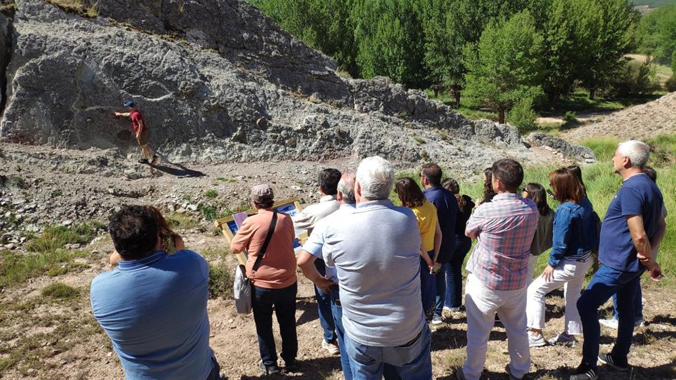 La ‘Paleoguía’, titulada 'Aguilar del Alfambra. Rastreando dinosaurios', está destinada a todos los públicos y trata sobre la riqueza natural del entorno de este municipio de la Comarca Comunidad de Teruel.