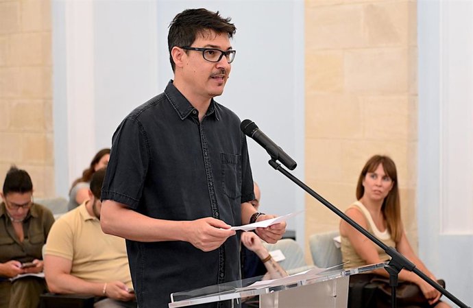 Manu Benítez, en representación del grupo Los Delinqüentes, interviniendo en el Pleno del Ayuntamiento de Jerez de la Frontera (Cádiz)