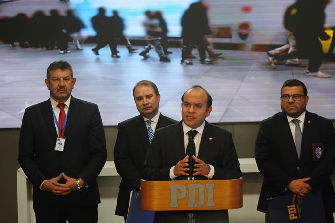 Santiago, 25 de junio 2026. El subsecretario del Interior, junto al Director Nacional de Migraciones, y el Jefe Nacional de Migraciones y Extranjeria de la PDI, actualizan cifras migratorias del Plan de Control Migratorio luego de un nuevo vuelo de