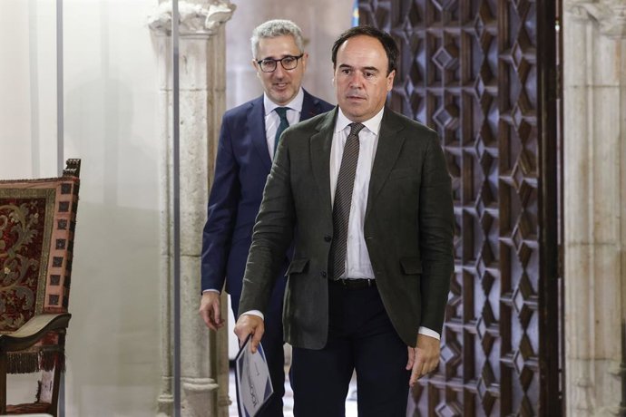 El president de la Generalitat Valenciana, Juanfran Pérez Llorca, i el ministre d'Hisenda, Arcadi España, durant una reunió, en el Palau de la Generalitat valenciana, a 15 de juny del 2026