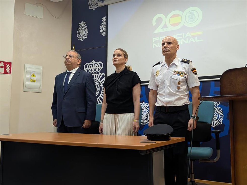 El delegado del Gobierno en Baleares, Alfonso Rodríguez (izq), la presidenta del Govern, Marga Prohens (cen), y el jefe superior de la Policía, José Antonio Puebla (der) durante el acto de conmemoración de las víctimas del terrorismo en Palma.
