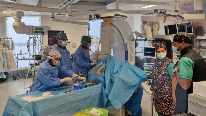 Primer implante de un stent para arterias periféricas fabricado con materiales absorbibles por el organismo en el Hospital de Cabueñes.