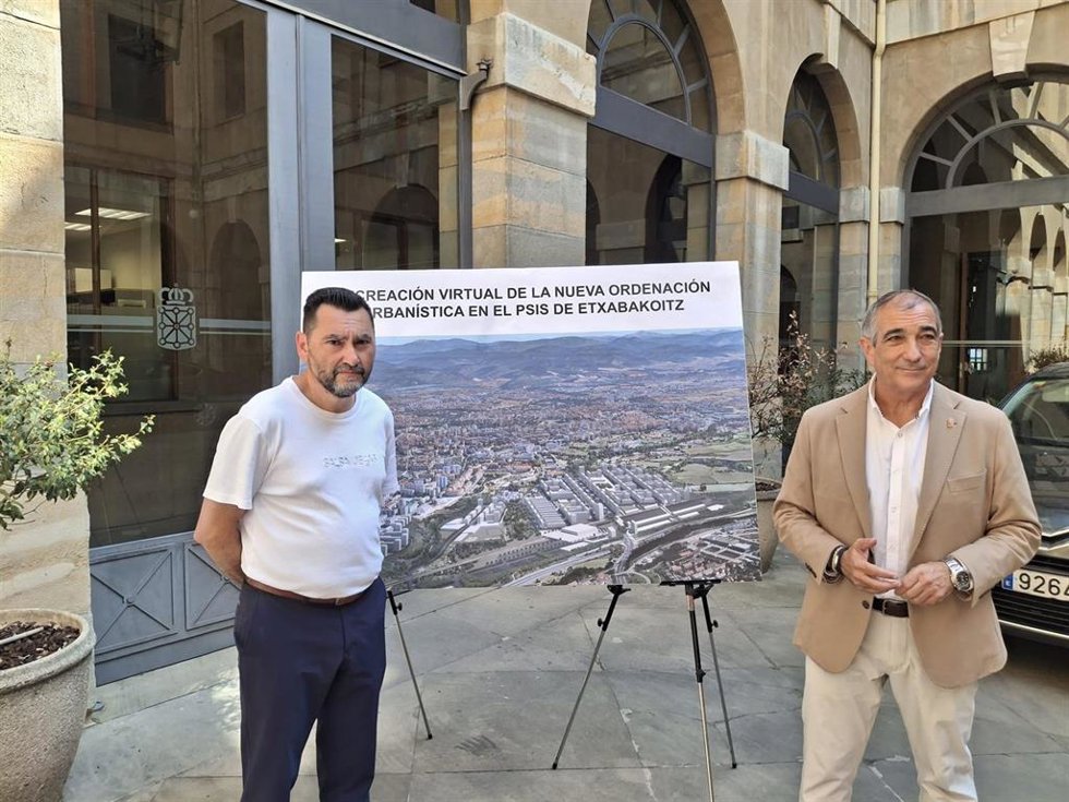 El consejero de Cohesión Territorial, Óscar Chivite, y el director general de Administración Local y Despoblación, Jesús María Rodríguez, junto a un mapa que muestra el proyecto de PSIS de Etxabakoitx.