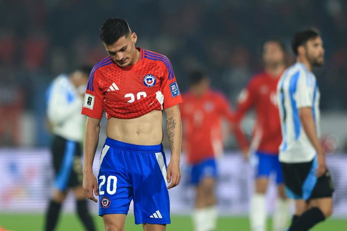 Futbol, Chile vs Argentina. Eliminatorias al mundial de la Fifa 2026. El jugador de la seleccion Chile Lucas Cepeda se lamenta tras un partido clasificatorio al mundial de 2026 contra Argentina disputado en el estadio Nacional de Santiago,