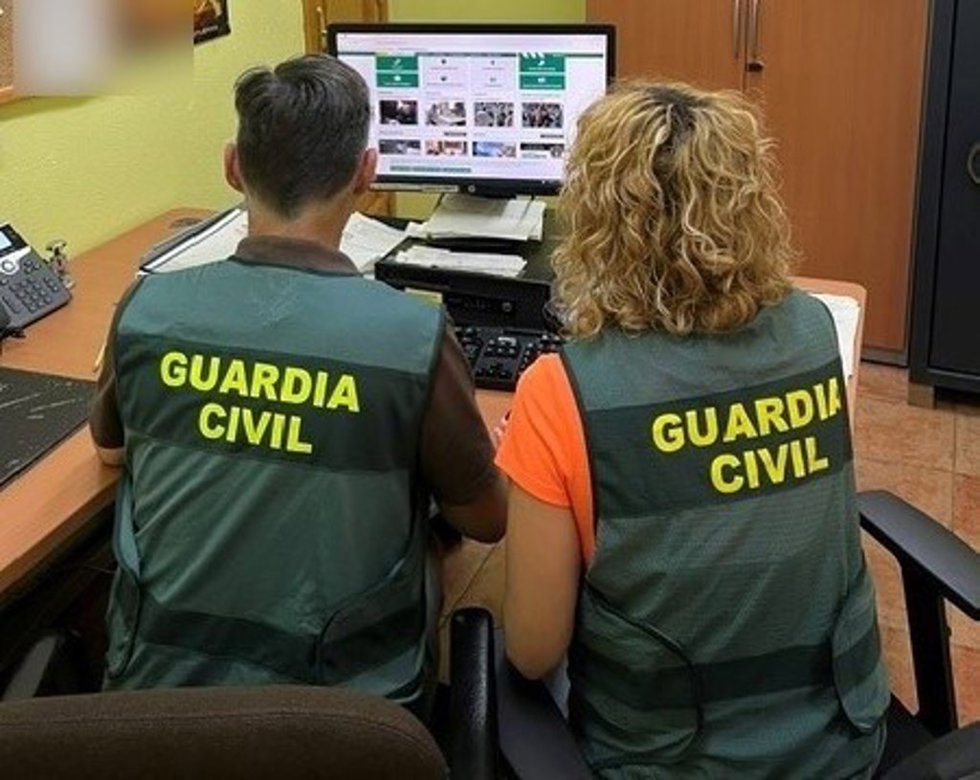 La Guardia Cicvil ha investigado a dos mujeres en Quiroga (Lugo) por estafar con el método del supuesto corte de fluido eléctrico a una vecina de La Bañeza (León).