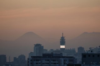 Santiago, 25 de junio de 2026.  Vista de la contaminacion en el horizonte de Santiago al atardecer visto desde San Miguel  Diego Martin/Aton Chile