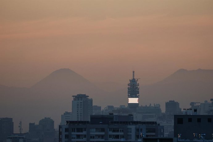 Santiago, 25 de junio de 2026.  Vista de la contaminacion en el horizonte de Santiago al atardecer visto desde San Miguel  Diego Martin/Aton Chile