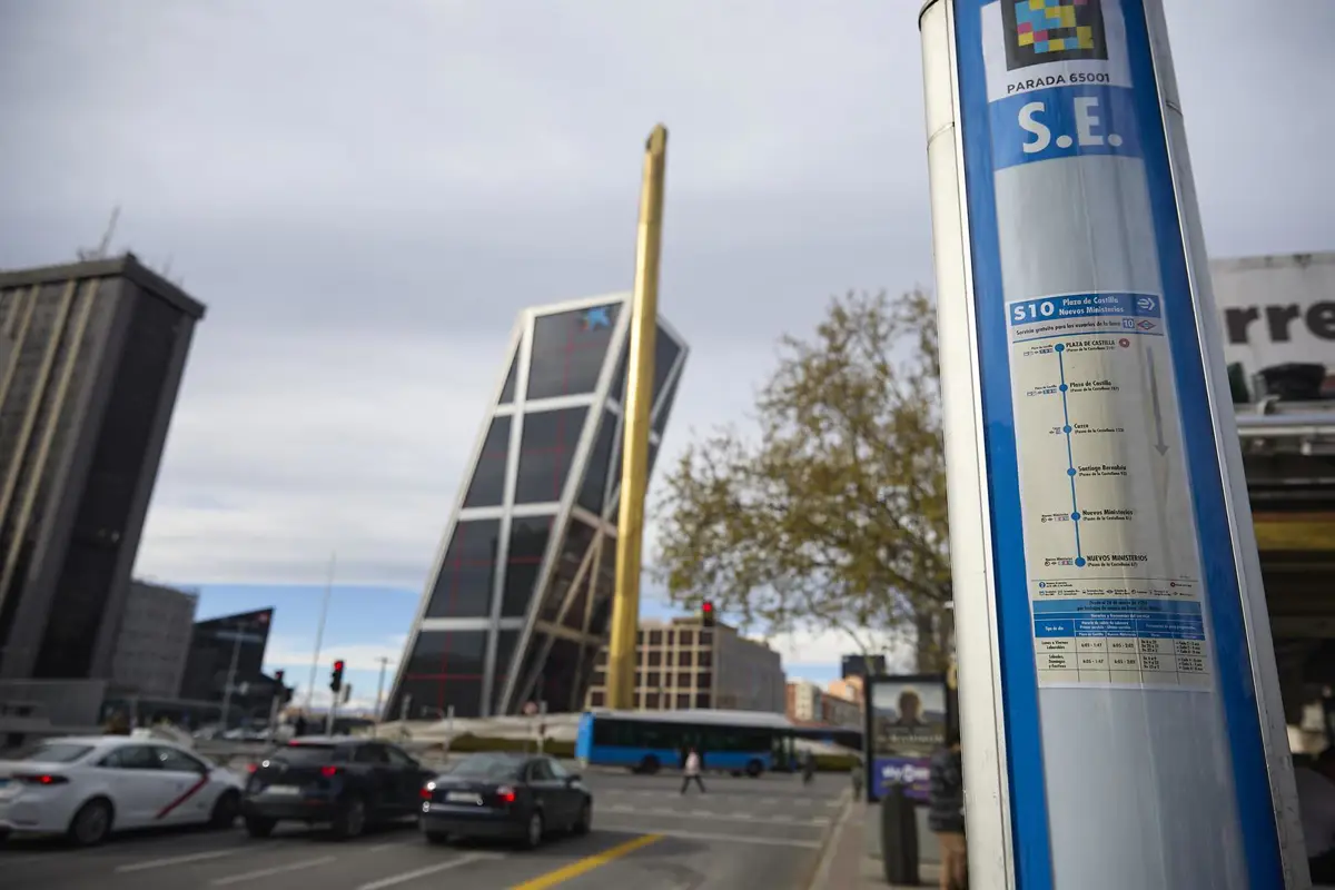 Parada de autobús del servicio especial gratuito para sustituir a la L10 de Metro